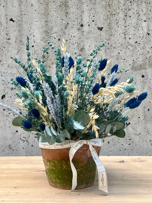 MACETA DE BARRO  CON FLORES SECAS EN TONOS AZULES