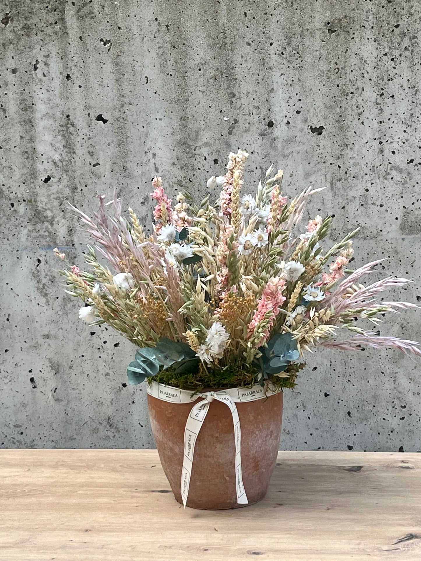 MACETA DE BARRO  CON FLORES SECAS EN TONOS CLAROS