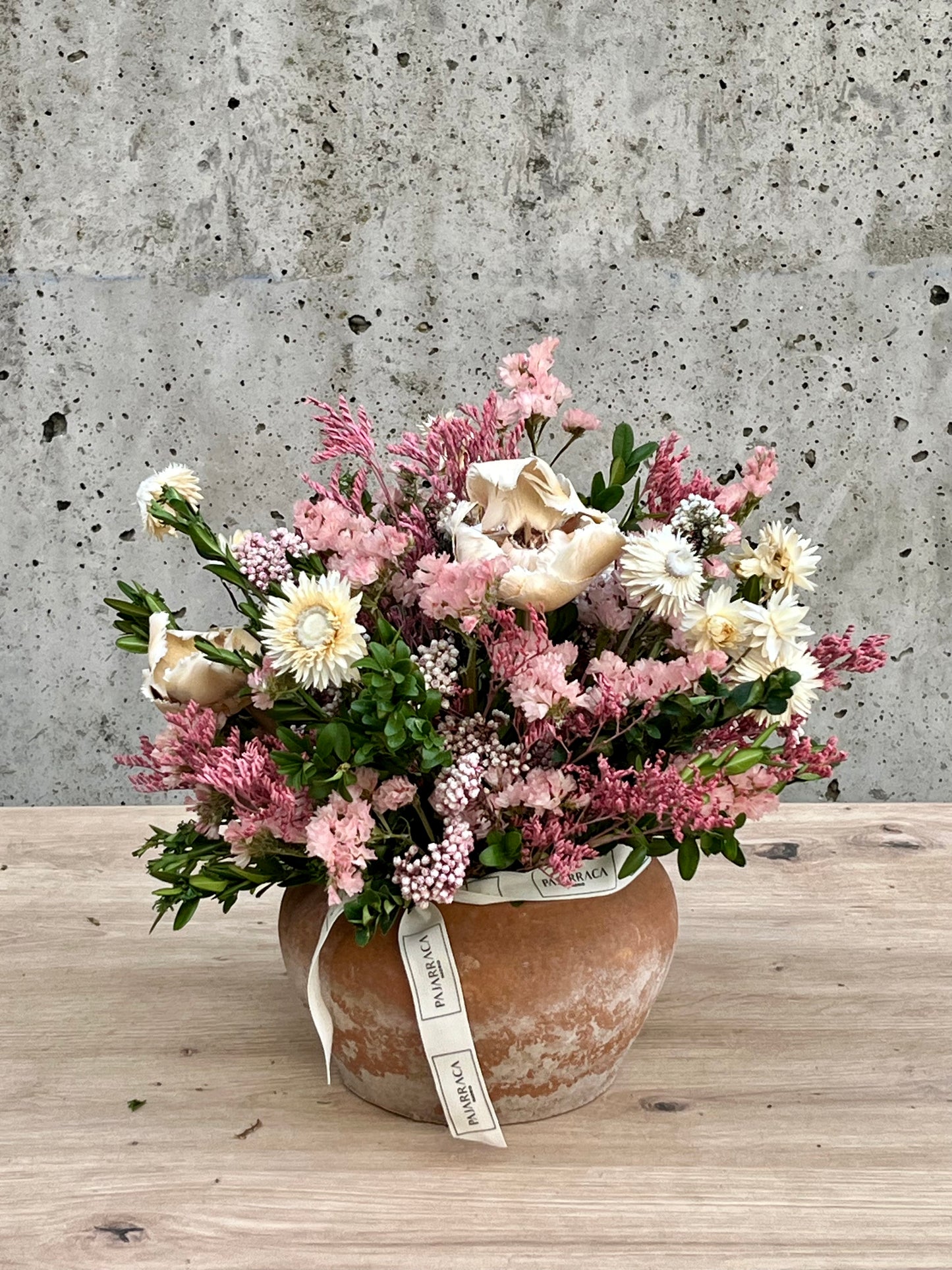 MACETA PEQUEÑA CON FLORES SECAS EN TONOS ROSAS