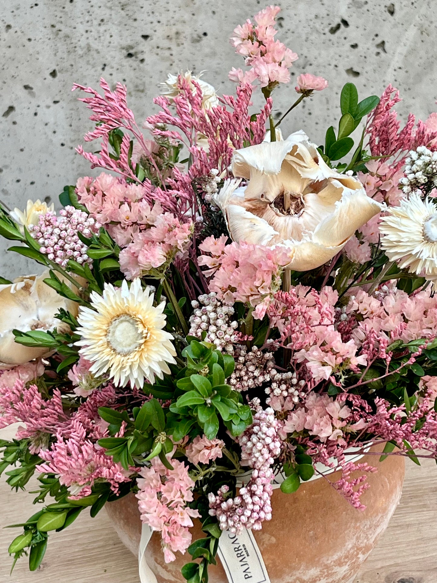 MACETA PEQUEÑA CON FLORES SECAS EN TONOS ROSAS