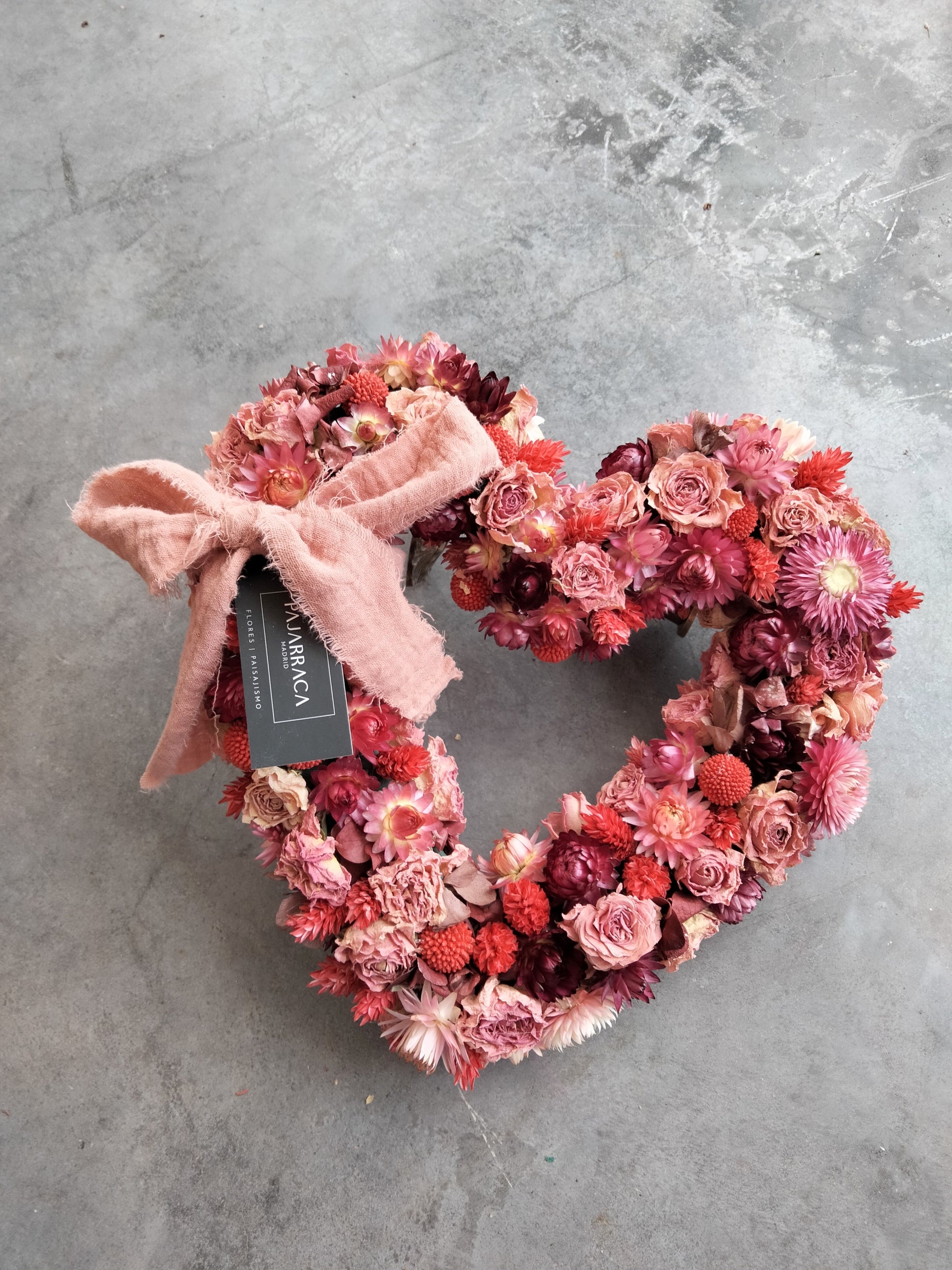 Regalo San Valentín con dedicatoria y corazón de flores preservadas